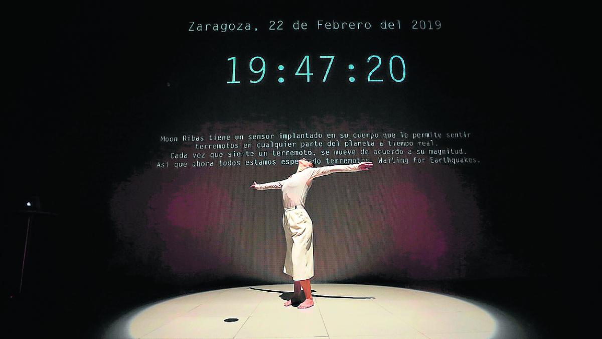 performance de Moon Ribas. https://www.heraldo.es/noticias/ocio-cultura/2019/02/23/los-terremotos-ponen-los-pies-bailarina-ciborg-moon-ribas-1294072-1361024.html