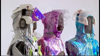 Simbiosis programada: el cuerpo post-internet. 2020. pieza compuesta de tres prendas intervenidas con componentes electrónicos para que puedan interactuar con las redes sociales. https://www.youtube.com/watch?v=rKpQ5XJjt4c