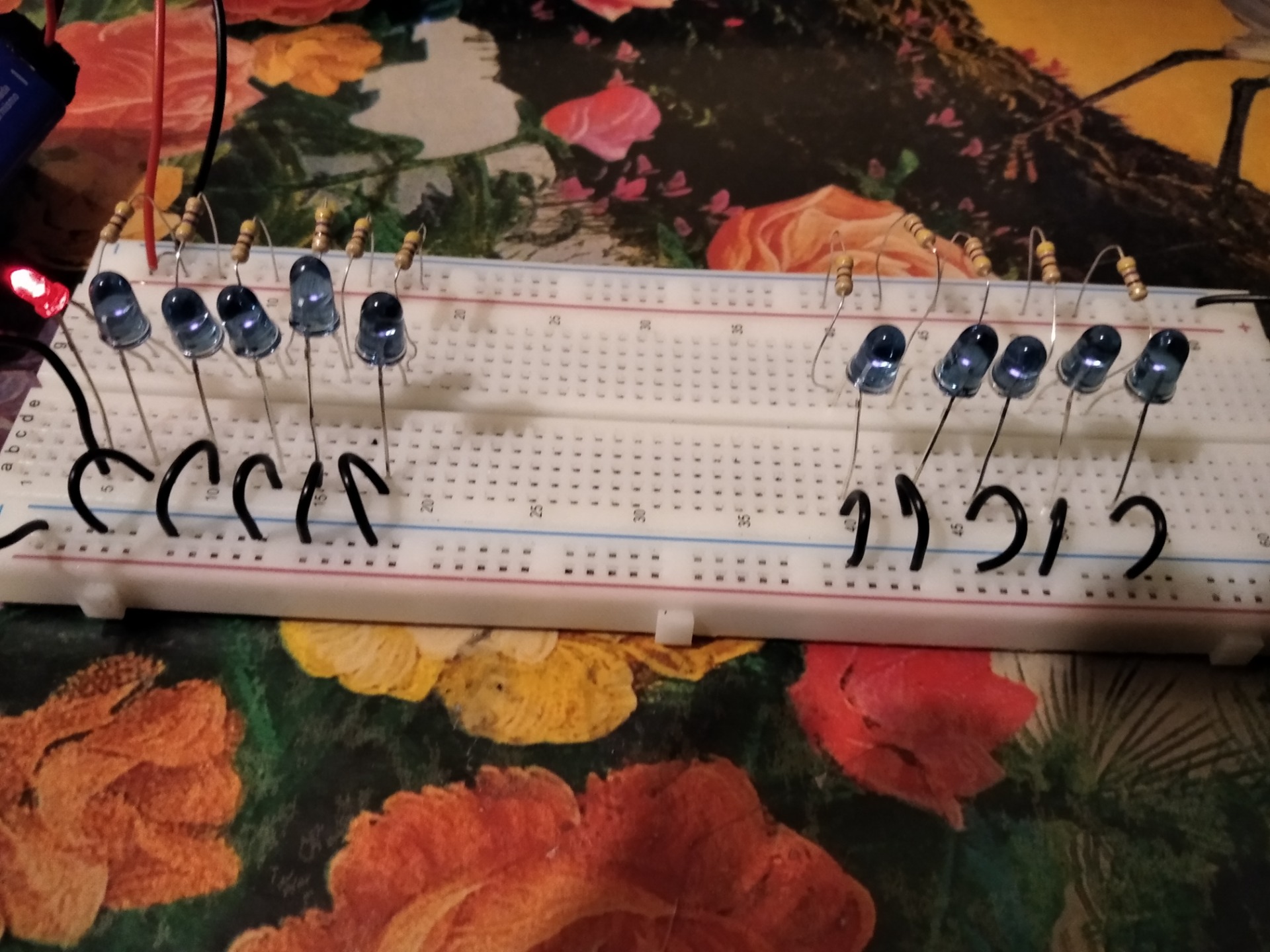 Figura 9. Simulación del circuito en paralelo con 11 leds en protoboard